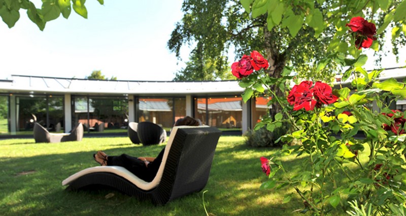 Espace détente à l'extérieur des Balnéades, centre de bien-être à Ardon