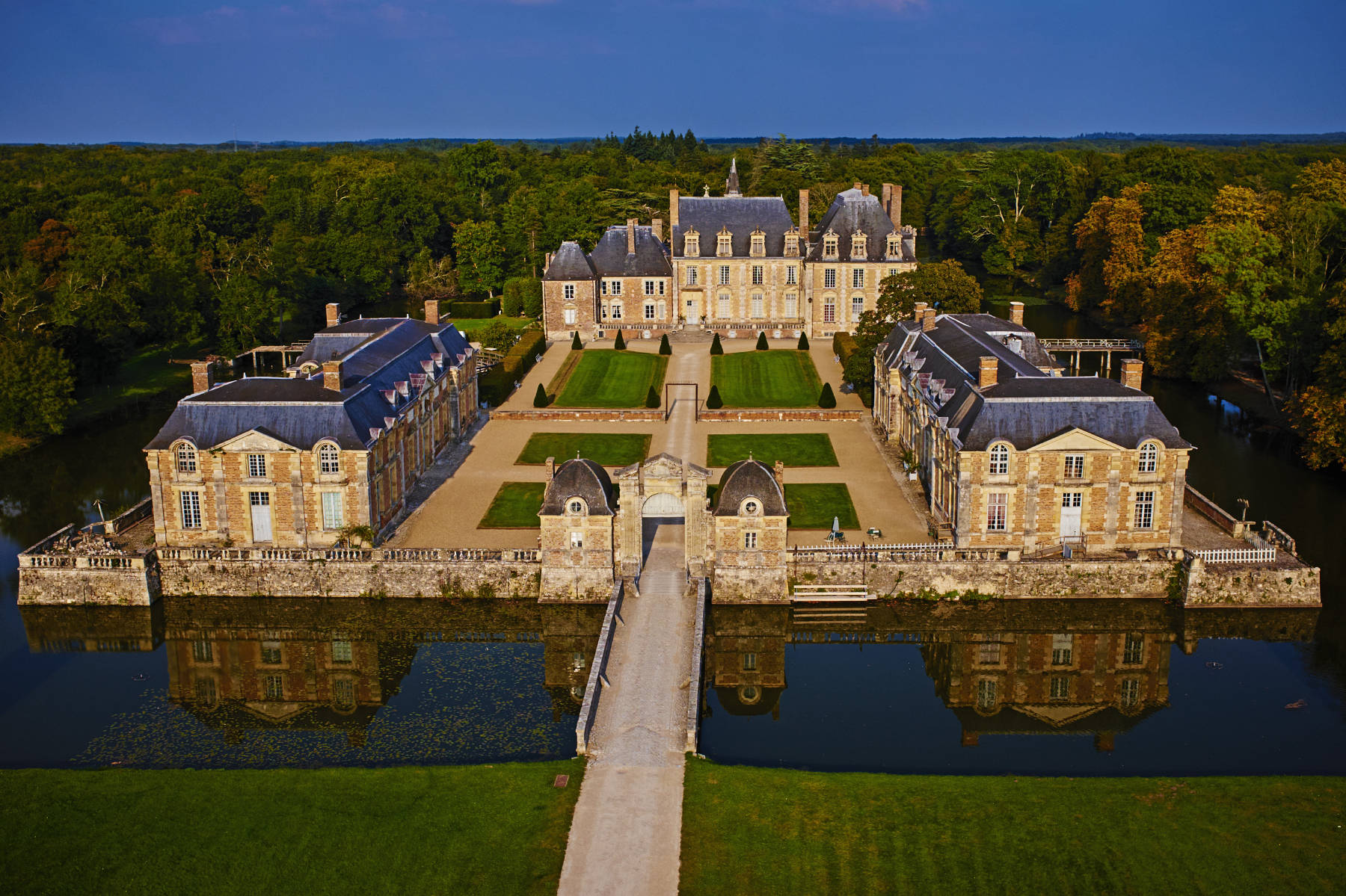 Vue aérienne du Château de La Ferté Saint-Aubin