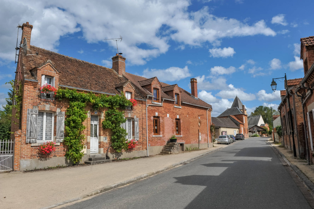 Maisons en briques à Sennely, village de Sologne