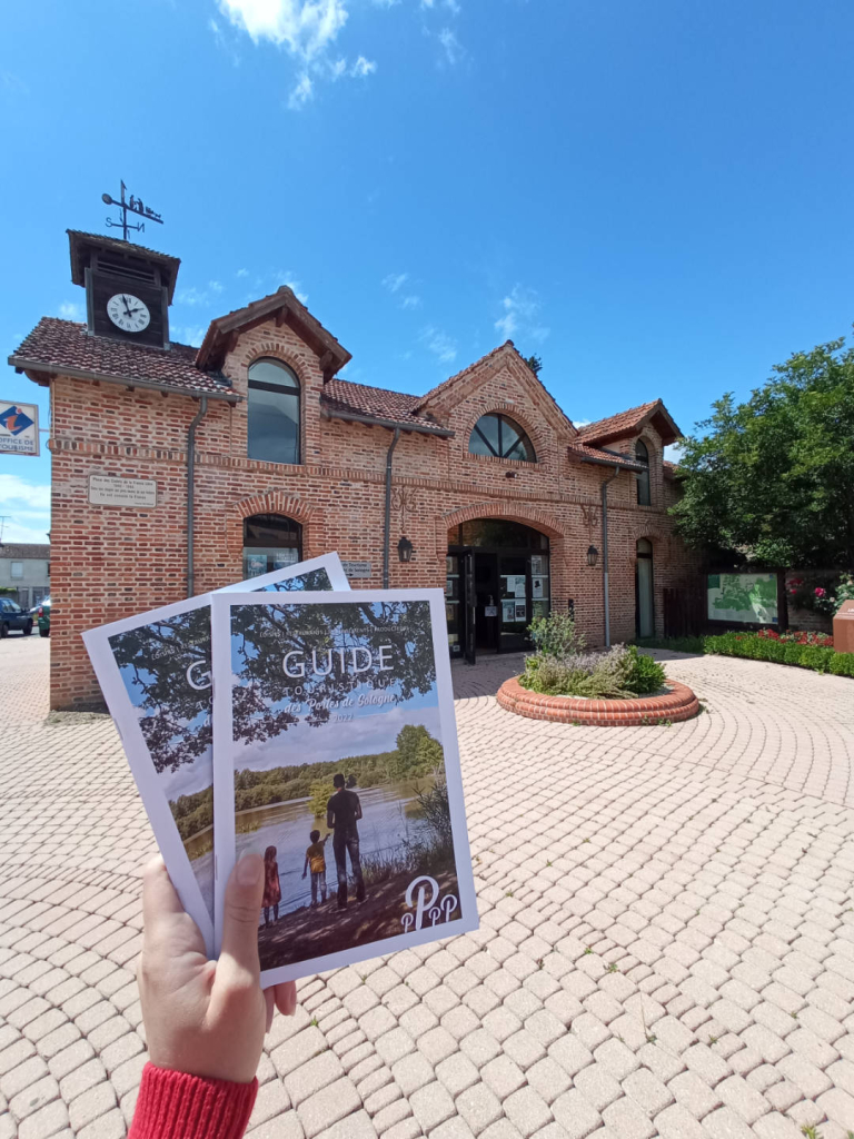 Guide touristique des Portes de Sologne devant l'Office de Tourisme de La Ferté Saint-Aubin