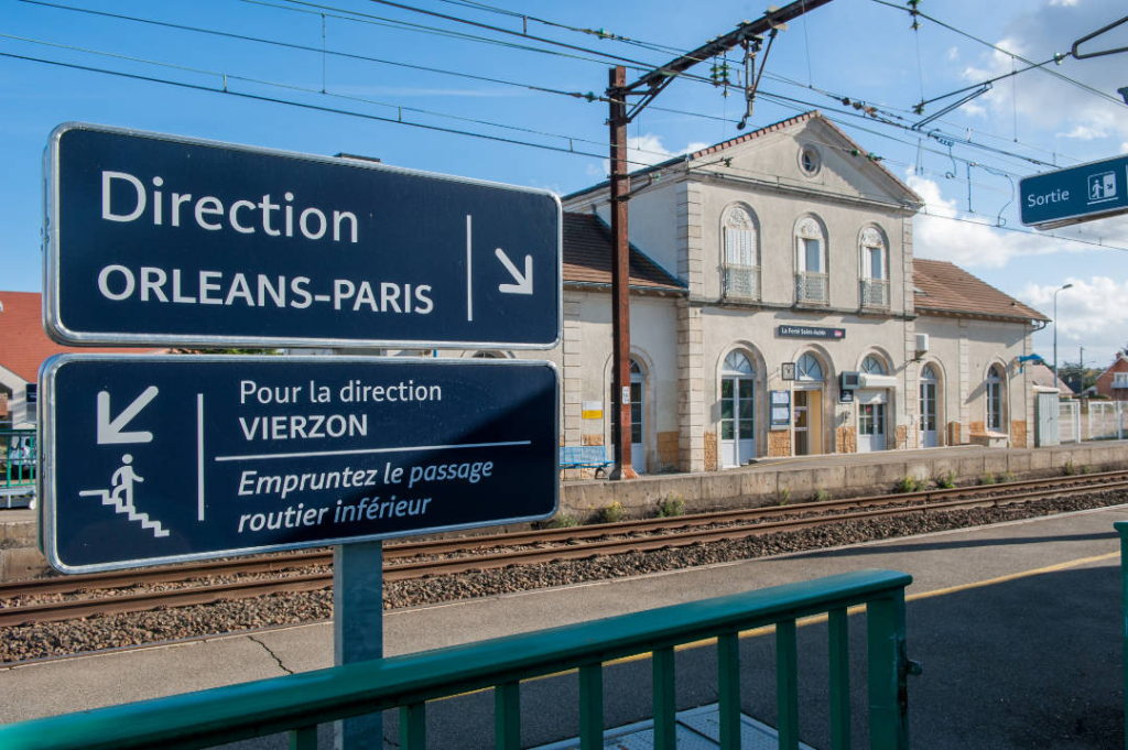 Gare de La Ferté Saint-Aubin, avec panneaux indiquant la direction d'Orléans-Paris