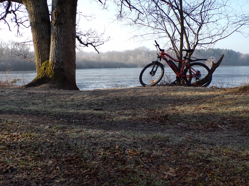 Balade à vélo près d'un étang de Sologne